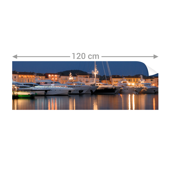 Ein Panorama-Poster mit dem Blick auf einen Yachthafen bei Nacht, beleuchtet von den Lichtern der Boote und der Umgebung.