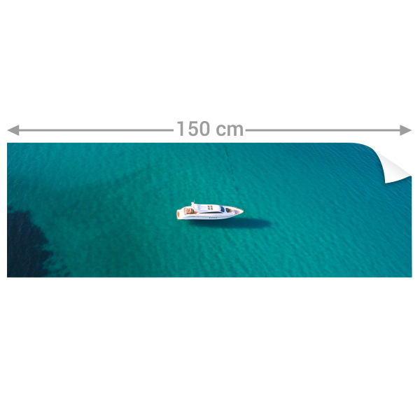 Über dem türkisfarbenen Wasser fährt ein Boot, eingefangen in einem atemberaubenden Panorama-Poster im Querformat.