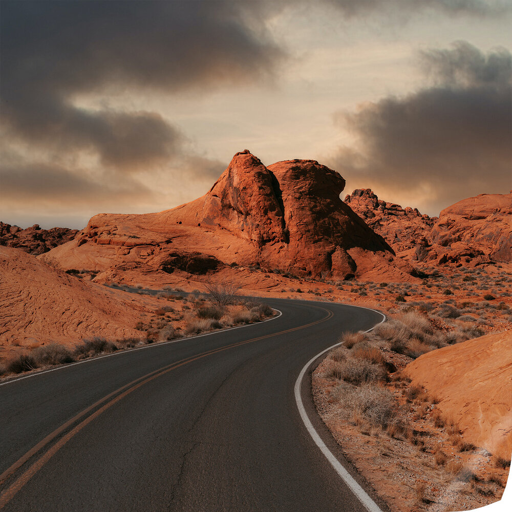 Im Quadro 30x30 cm matt zeigt das Premium Poster eine kurvige Straße durch rote Felsen in einer kargen Wüstenlandschaft.