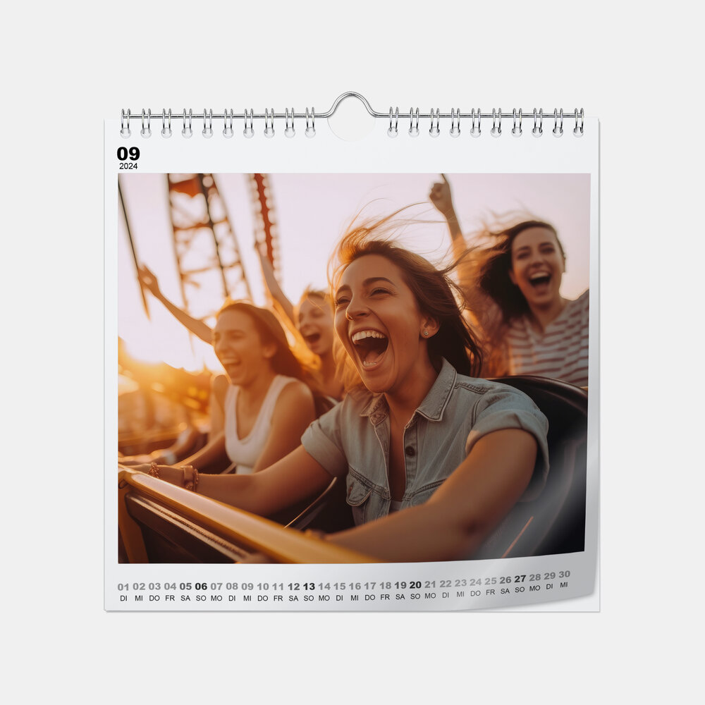 Der Digitaldruck Fotokalender 20x20 cm zeigt ein Bild junger Menschen in einer Achterbahn voller Freude und Bewegung.