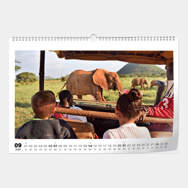 Der matte Digitaldruck-Fotokalender zeigt Kinder auf Safari, die im Jeep sitzend eine Elefantenherde beobachten.