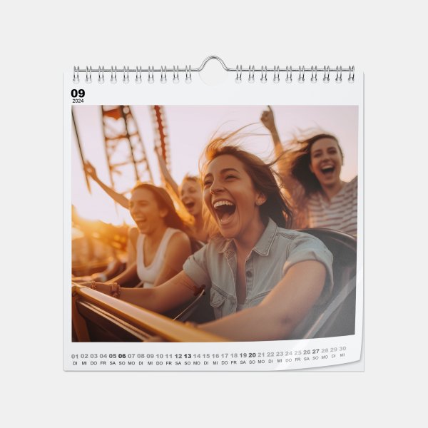 Der Fotokalender im Format 20x20 cm mit glänzendem Fotopapier zeigt lachende junge Menschen in einer fahrenden Achterbahn.