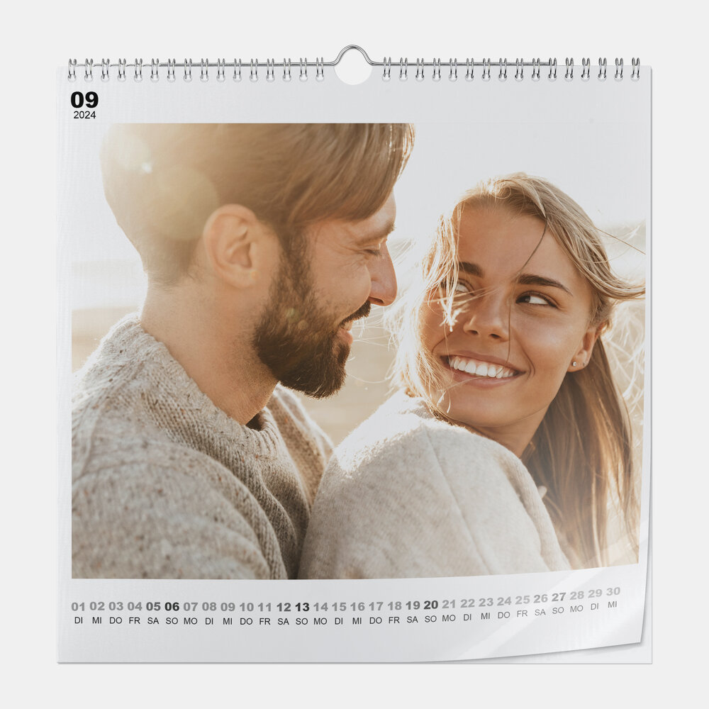 Der Fotokalender 30x30 cm auf glänzendem Fotopapier zeigt ein lachendes Paar, das sich liebevoll in die Augen blickt.