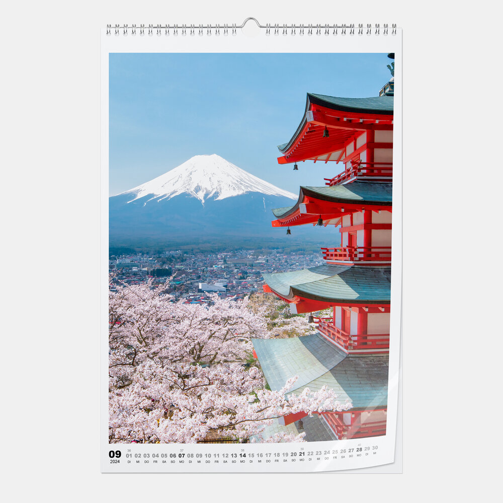 Der Fotokalender in A3-Hochformat auf glänzendem Fotopapier zeigt ein japanisches Gebäude vor dem Mount Fuji zur Kirschblüte.