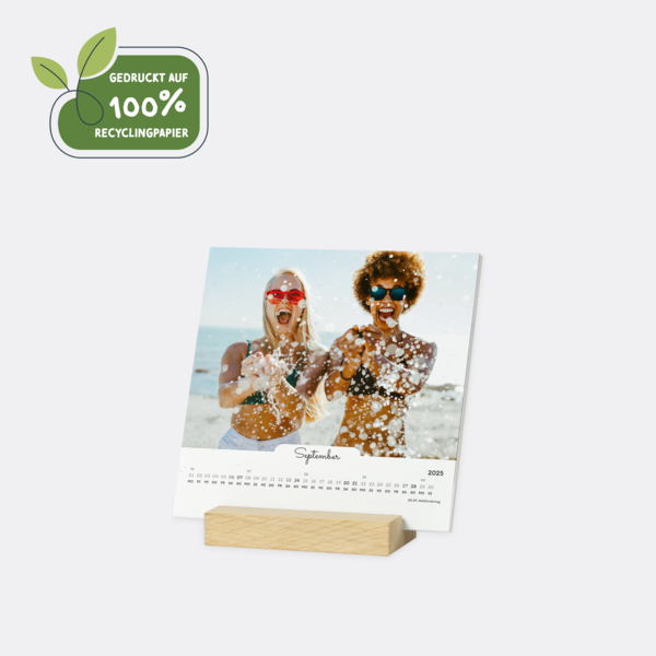 Tischkalender 15x15 cm aus 100 % Recyclingpapier zeigt im September zwei lachende Frauen am sonnigen Strand.