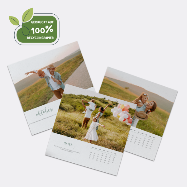 Tischkalender 15x15 cm aus 100 % Recyclingpapier zeigt drei Kalenderblätter mit Familienfotos aus Mai, Oktober und Juli.