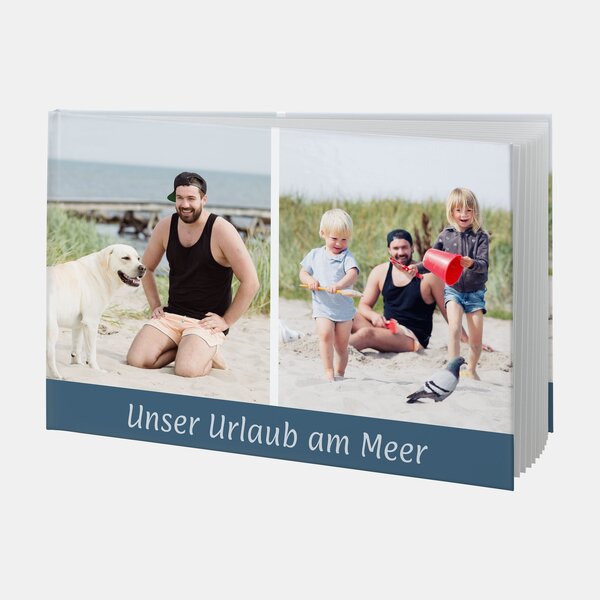 Ein Fotobuch A4 hoch zeigt Familienurlaub am Meer mit Kindern, Hund und Sandspielzeug am Strand bei Sonnenschein.