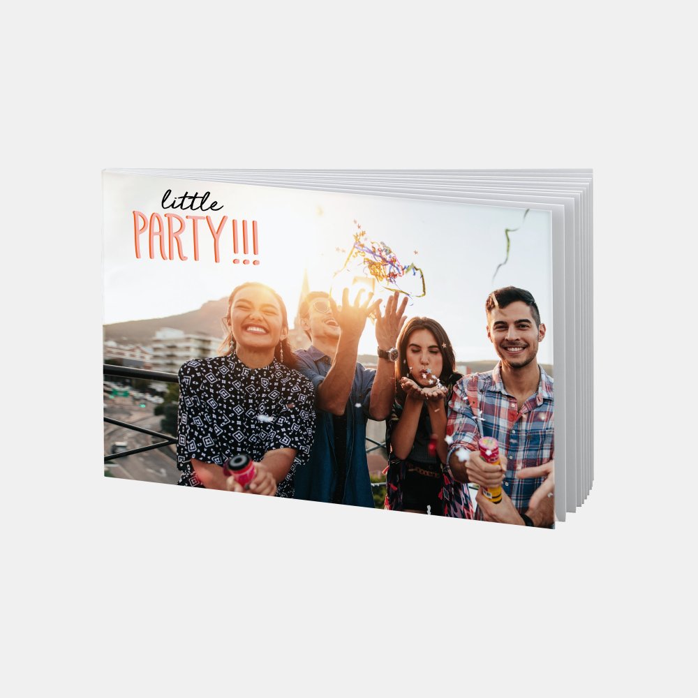 Eine fröhliche Gruppe junger Menschen feiert bei Sonnenuntergang, festgehalten im RUCK ZUCK Fotobuch® zur Party-Erinnerung.