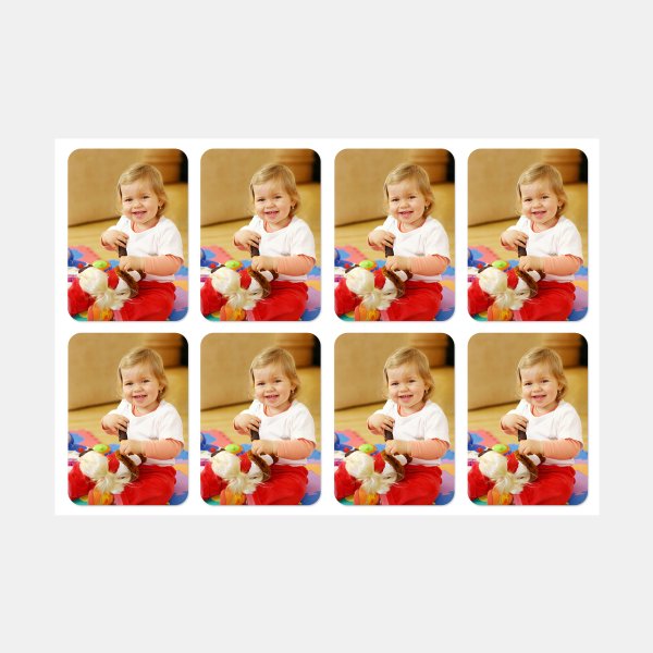 Ein kleines blondes Mädchen sitzt lachend auf einer bunten Spieldecke – das Foto erscheint mehrfach auf einem Stickerbogen.