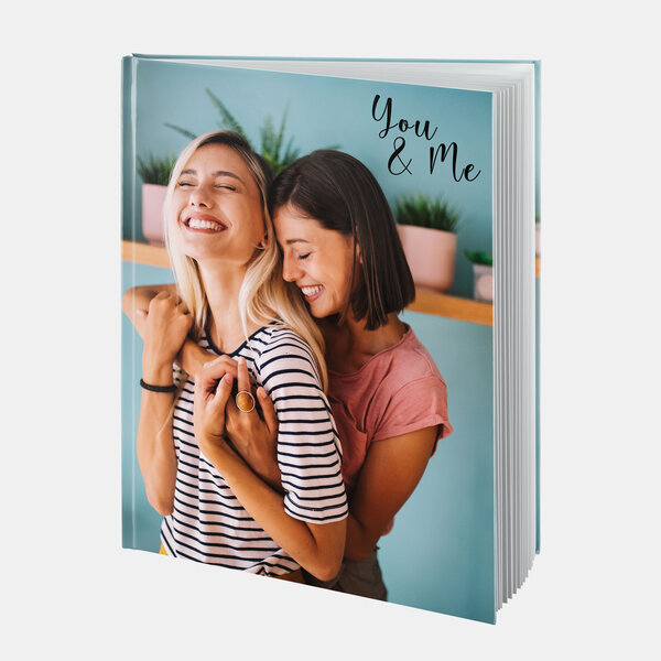 Zwei lächelnde Frauen umarmen sich herzlich – das Fotobuch „You & Me“ feiert Liebe, Freundschaft und gemeinsame Erinnerungen.