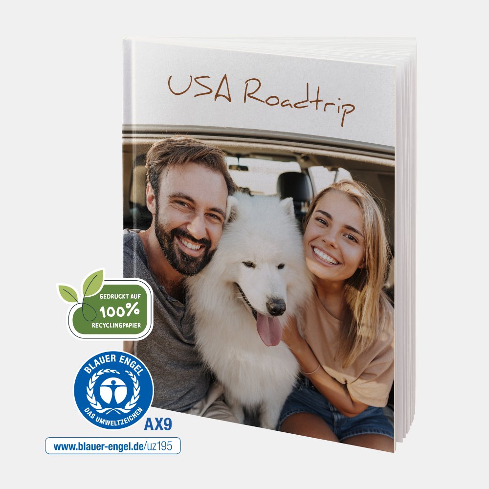 Das Natur Pur Fotobuch im A4-Hochformat zeigt ein Paar mit Hund und ist auf 100 % Recyclingpapier gedruckt.