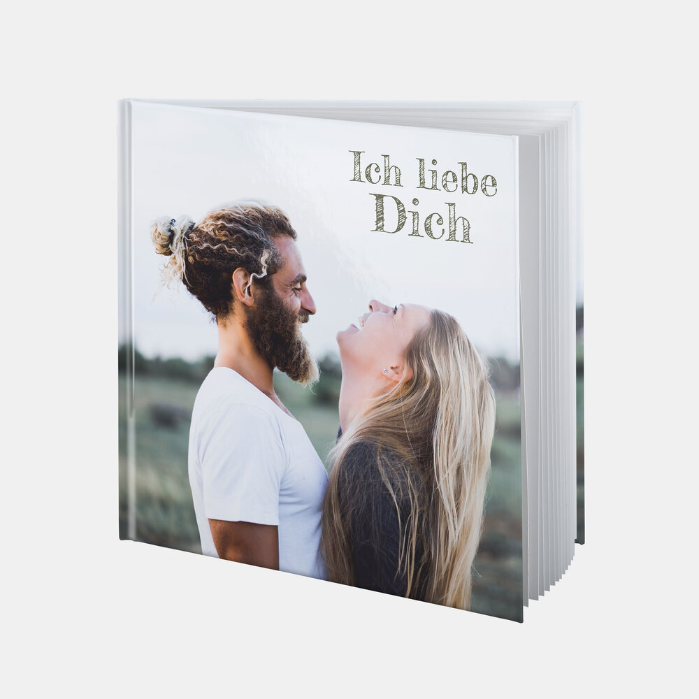 Das Fotobuch zeigt ein verliebtes Paar auf dem Cover mit der Aufschrift „Ich liebe Dich“ als persönliche Geschenkidee.