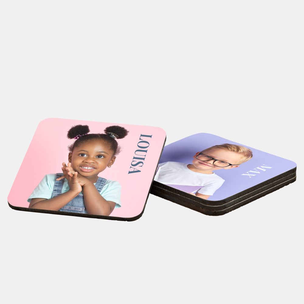 Untersetzer im 4er-Set mit personalisierten Fotos von Kindern und Namen auf farbigen Flächen.