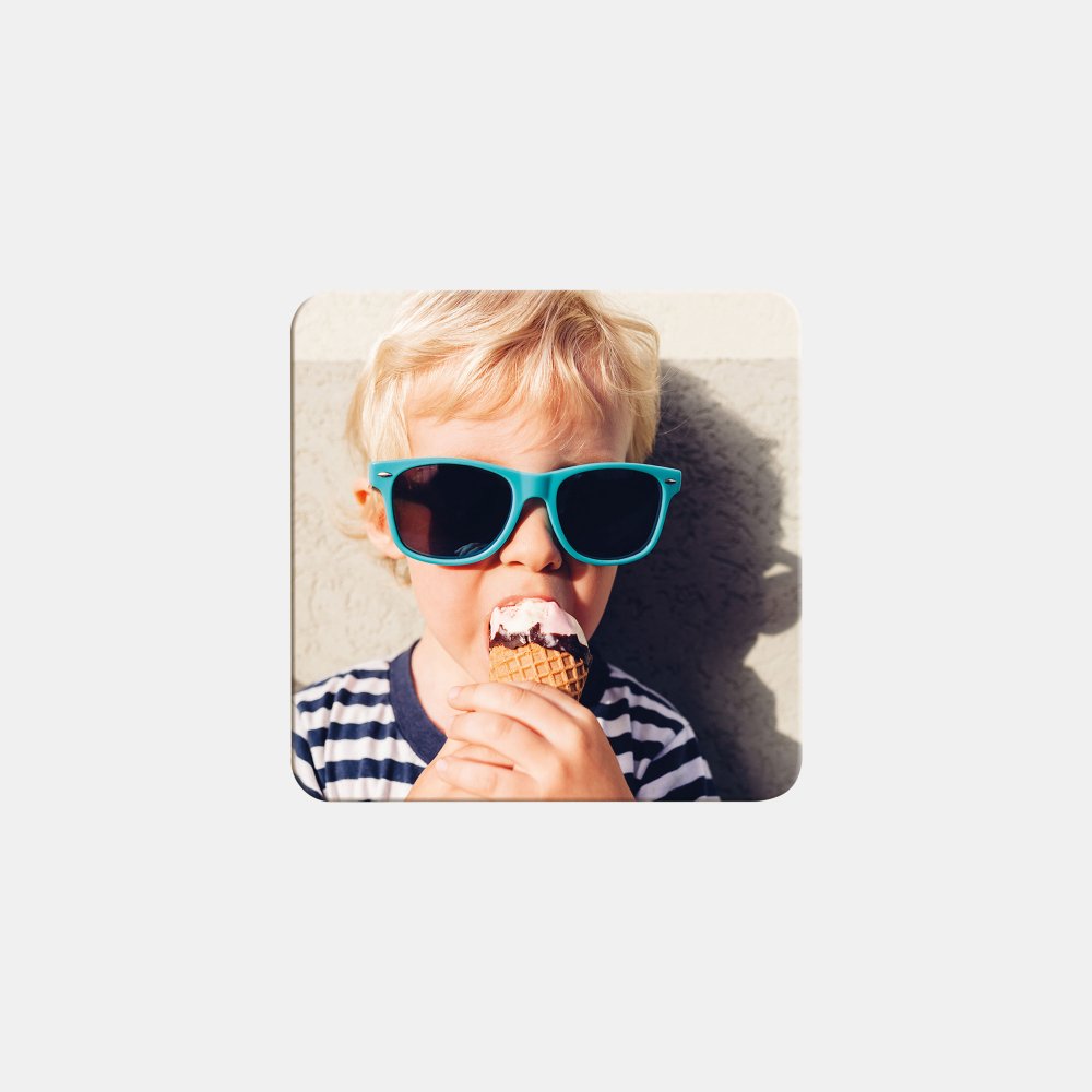 Ein kleiner Junge mit blonden Haaren isst im Sommer ein Eis – festgehalten auf einem personalisierten Fotoprodukt.