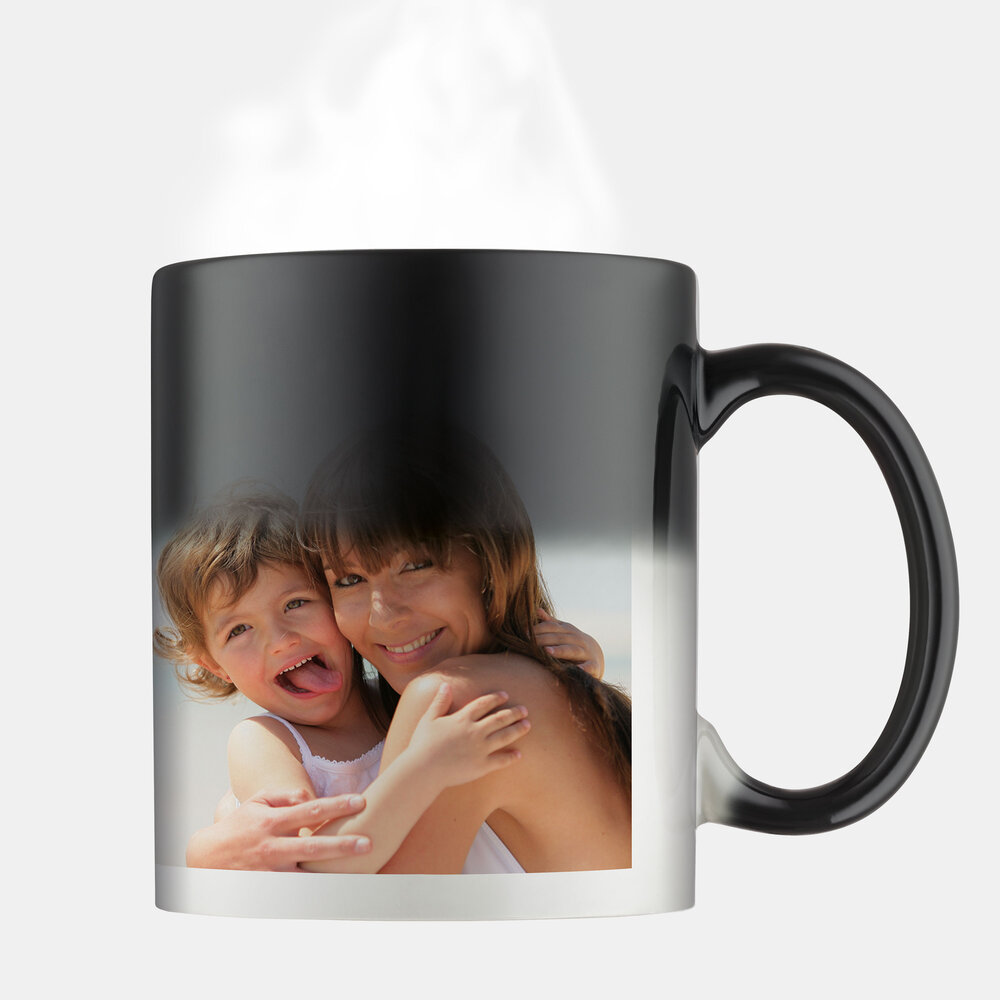 Die Tasse mit Zaubereffekt zeigt beim Eingießen eines heißen Getränks ein Foto von Mutter und Kind beim Umarmen am Strand.