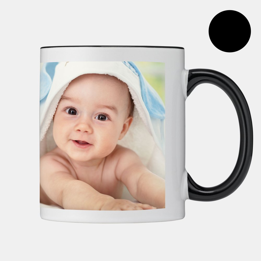 Auf der Tasse mit schwarzem Rand ist ein Baby mit Handtuch abgebildet, daneben zeigt ein schwarzer Kreis die Farbvariante an.