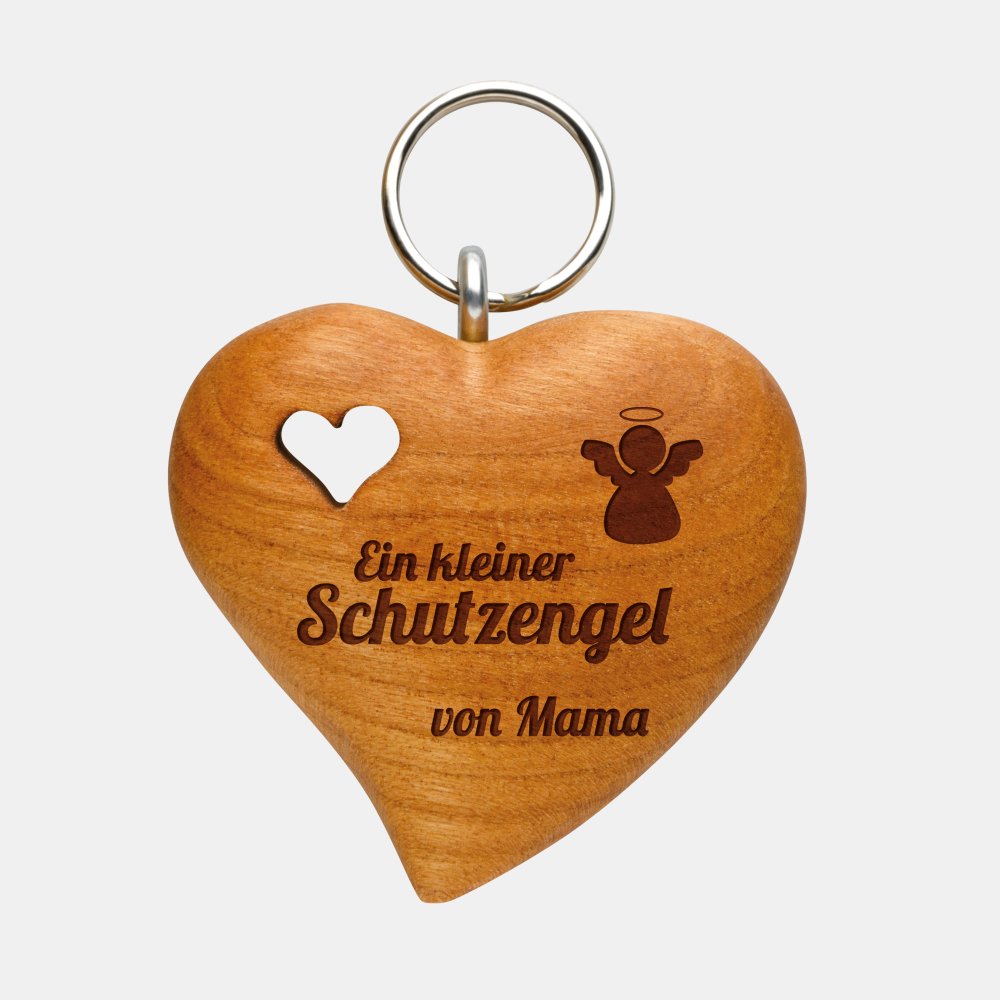 Der Schlüsselanhänger in Herzform aus Holz trägt die Gravur ‚Ein kleiner Schutzengel von Mama‘ mit Schutzengel-Symbol.