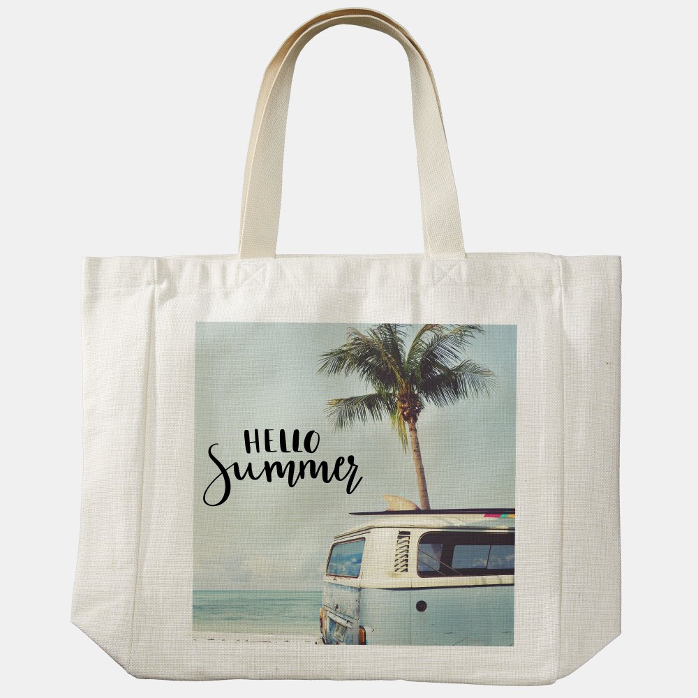 Der Shopper aus Stoff zeigt ein sommerliches Fotomotiv mit Palmen, Surfbrett und Bulli sowie dem Schriftzug „Hello Summer“.