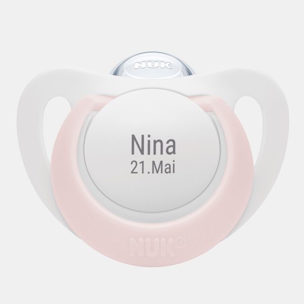 Der rosa NUK Schnuller STAR in Größe 1 für Babys von 0 bis 6 Monate hat den Namen Nina und das Datum 21. Mai eingraviert.
