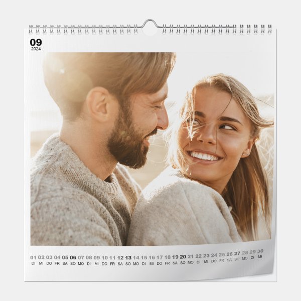Digitaldruck Kalender 30x30 cm mit Hochglanz Oberfläche zeigt eine lächelnde Frau mit Partner.