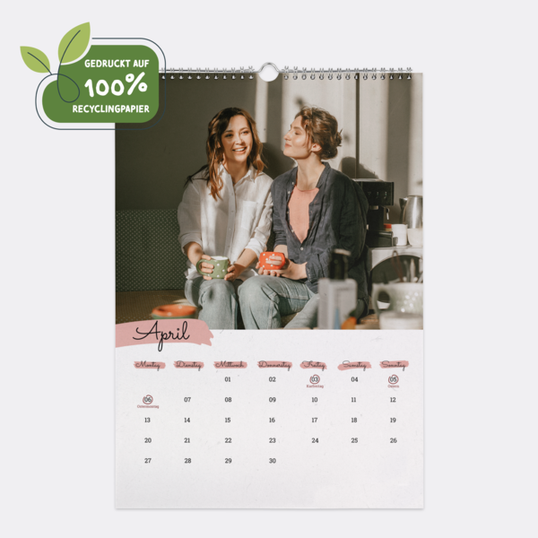 Natur Pur Wandkalender A3 Hoch für April mit Foto zweier Freundinnen, gedruckt auf 100 % Recyclingpapier.