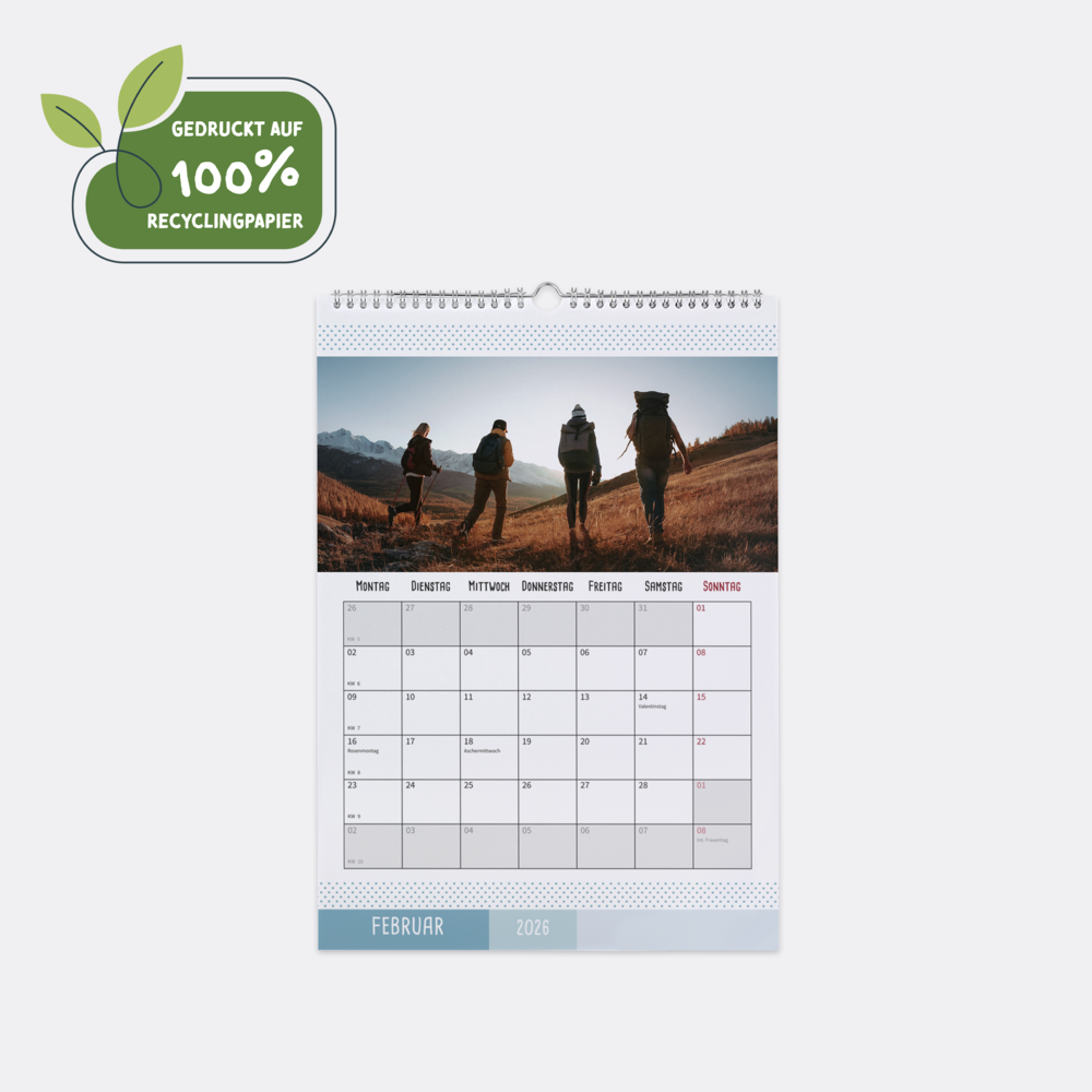Der Natur Pur Wandkalender A4 Hoch für Februar 2026 zeigt Wanderer in der Natur auf Recyclingpapier.