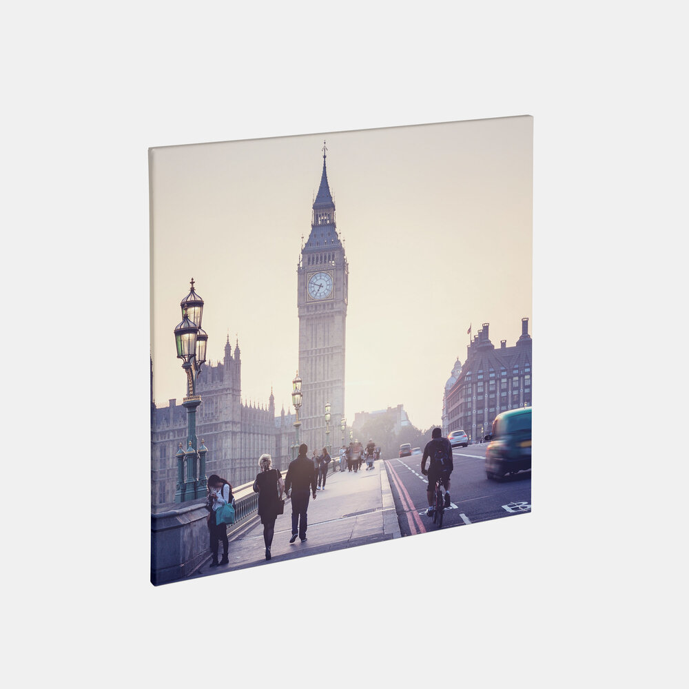 Das Bild zeigt eine Fotoleinwand mit dem Big Ben in London bei Sonnenuntergang und Menschen auf der Westminster Bridge.