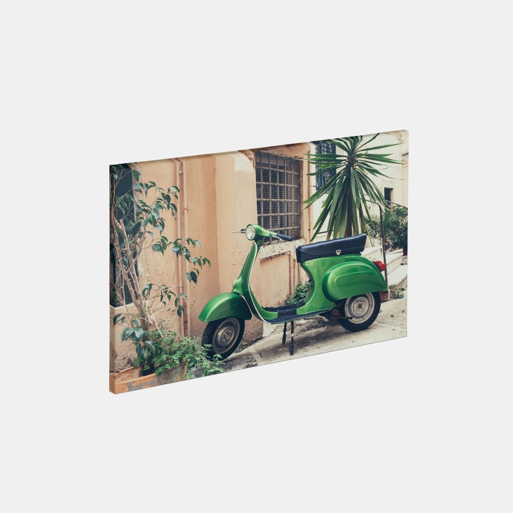 Eine alte Gasse mit einem grünen Retro-Roller und zahlreichen Pflanzen ziert die Leinwand im Querformat 20x30 cm