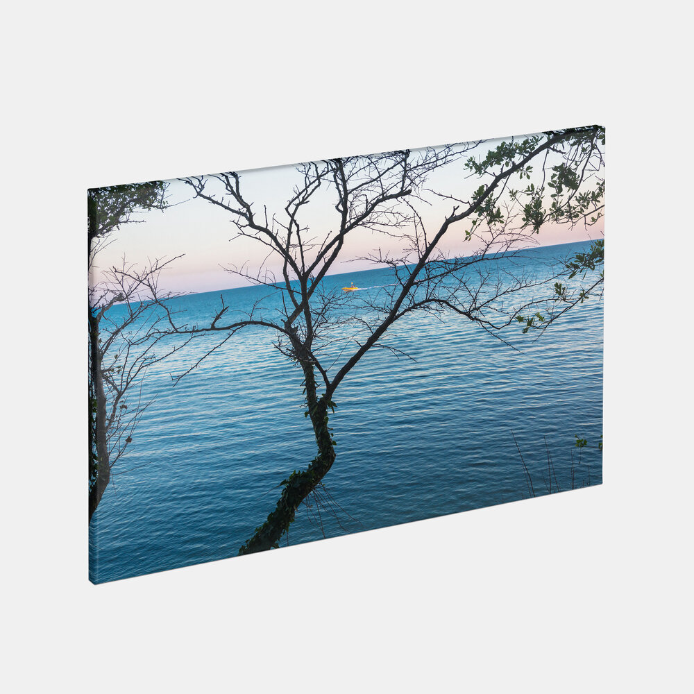 Die Leinwand im Querformat misst 60 x 40 cm und zeigt einen Baum vor ruhigem Wasser mit einem Boot bei Sonnenuntergang.