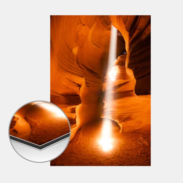 Die Alu-Dibond-Platte zeigt zeigt einen Lichtstrahl imAntelope Canyon, darunter ein Detailausschnitt der Kantenstruktur.