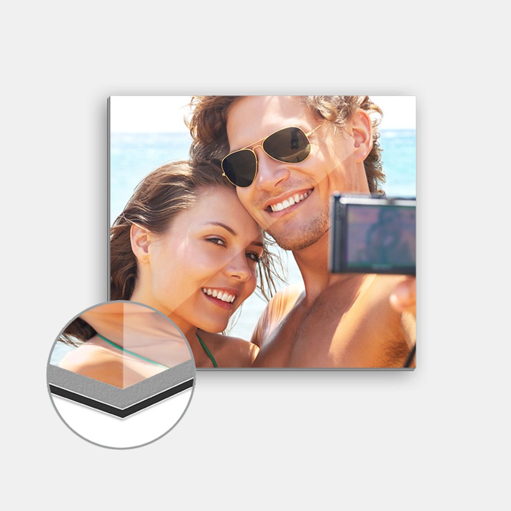 Das Gallery Print zeigt ein Paar beim Selfie am Strand, daneben ist die Materialkante vergrößert dargestellt.