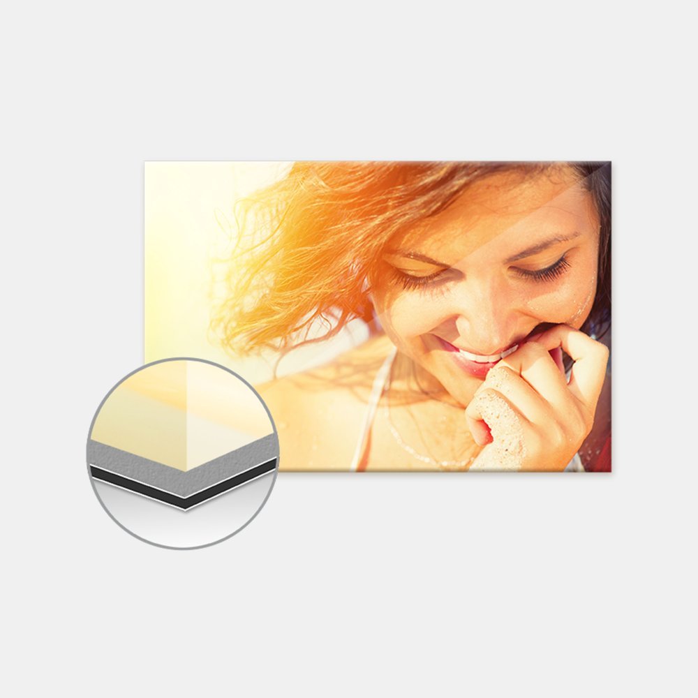 Das Gallery Print zeigt eine lachende Frau im Sonnenlicht, daneben ist die Materialkante vergrößert dargestellt.